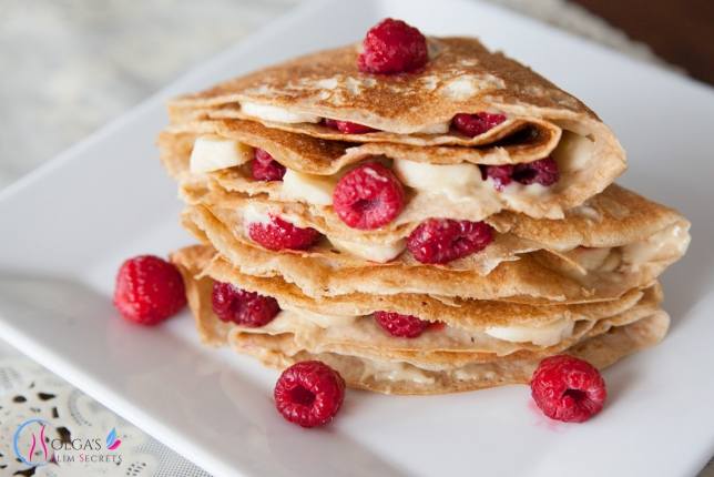 Pancakes with almond butter and raspberries
