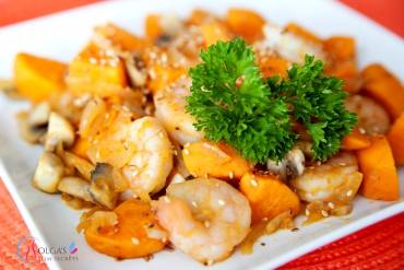 Жареный сладкий картофель с креветками и гуакамоле соусом
