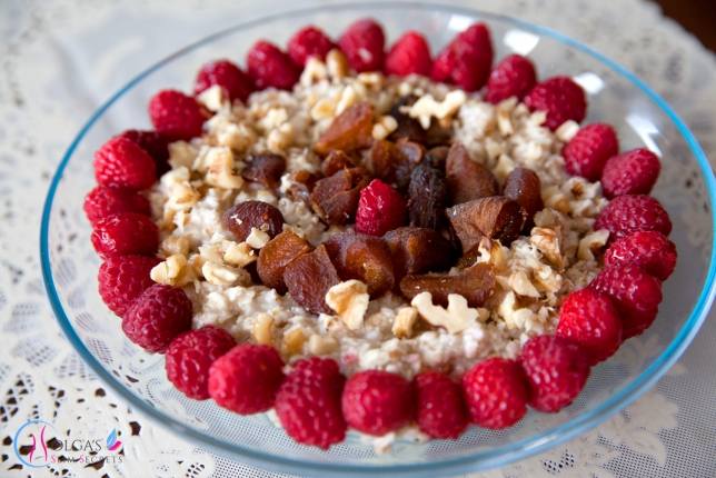 Oatmeal with dried apricots and raspberries