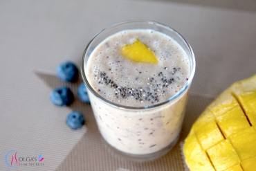 Smoothies with mango and blueberries